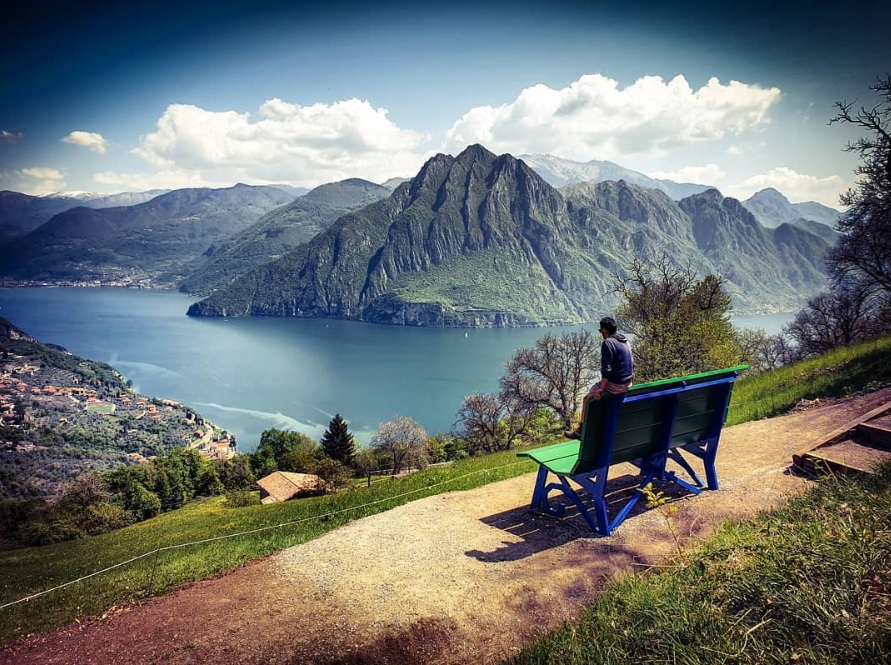 Piccoli davanti alla bellezza (Riva di Solto) – Jessica Fava