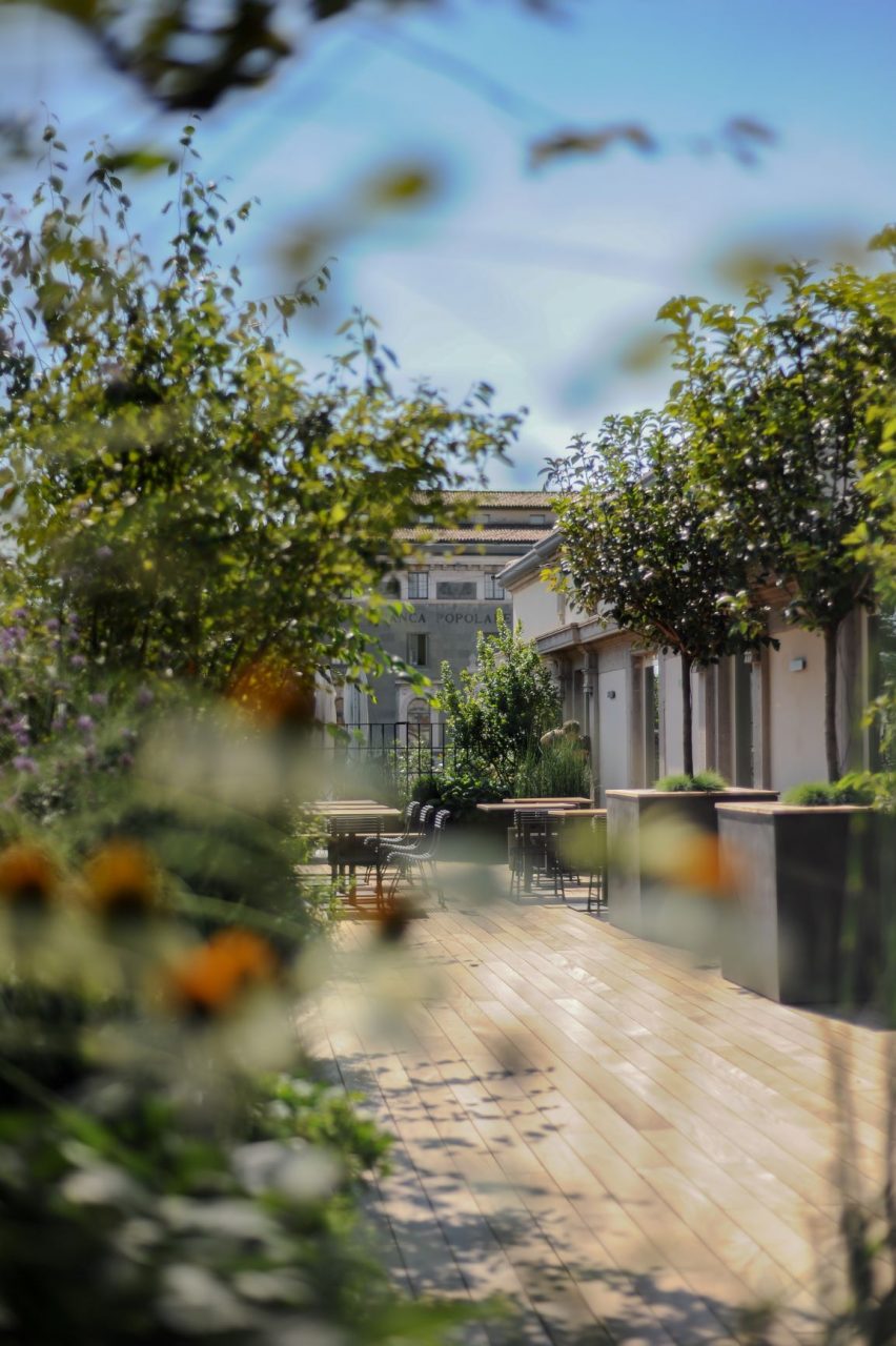 Sentierone, lounge bar in terrazza Drink e mostre con Tiziana Fausti