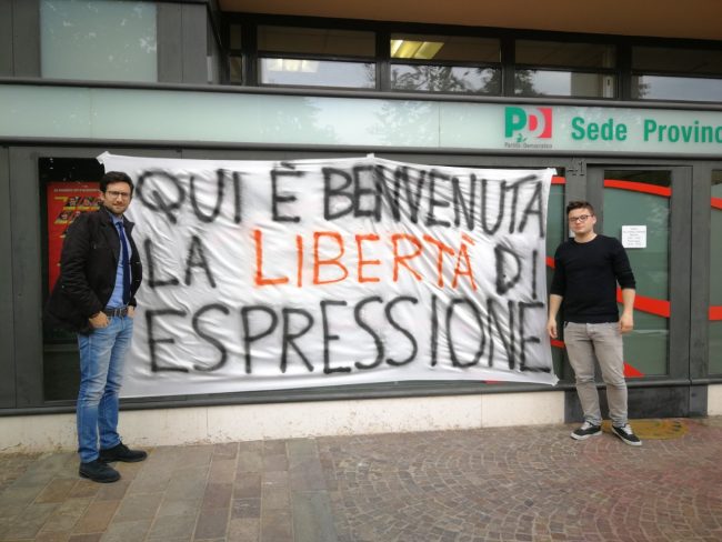 Pd, uno striscione contro la censura «Benvenuta libertà di espressione»