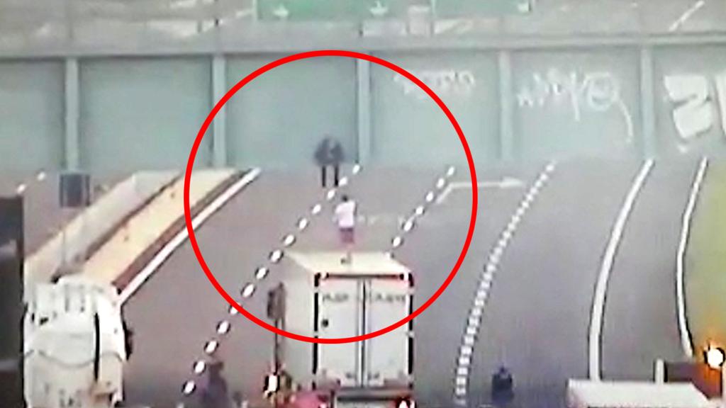 L’eroico gesto del camionista e l’abbraccio che ci teniamo stretti