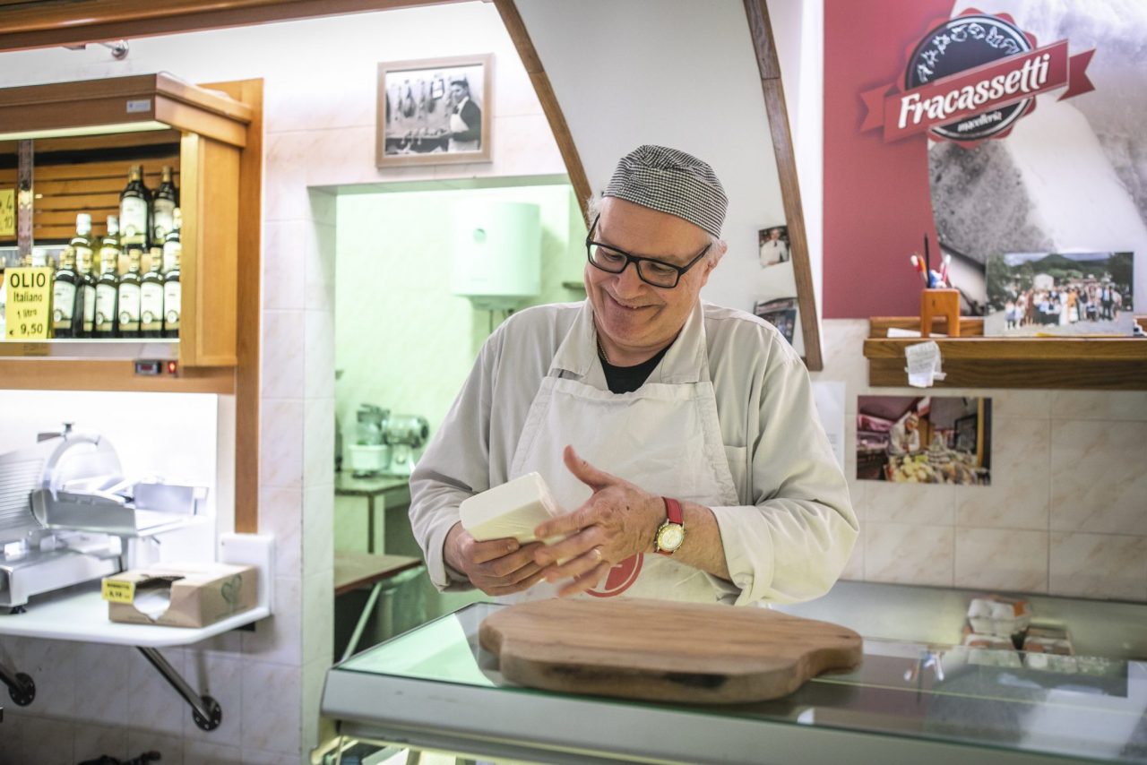 Fracassetti, il macellaio che canta e la vetrina che incanta Città Alta