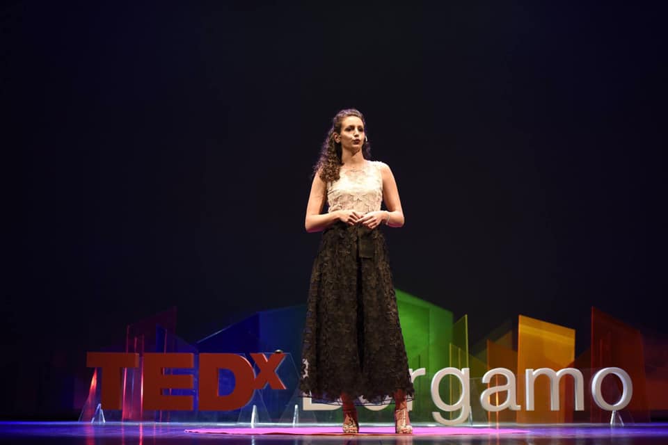 Il discorso di Ilaria al TEDxBergamo in cui spiega col sorriso la sordità