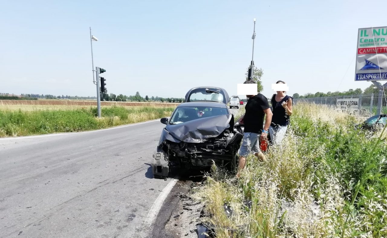 Black-out spegne un semaforo Schianto tra due auto all’incrocio