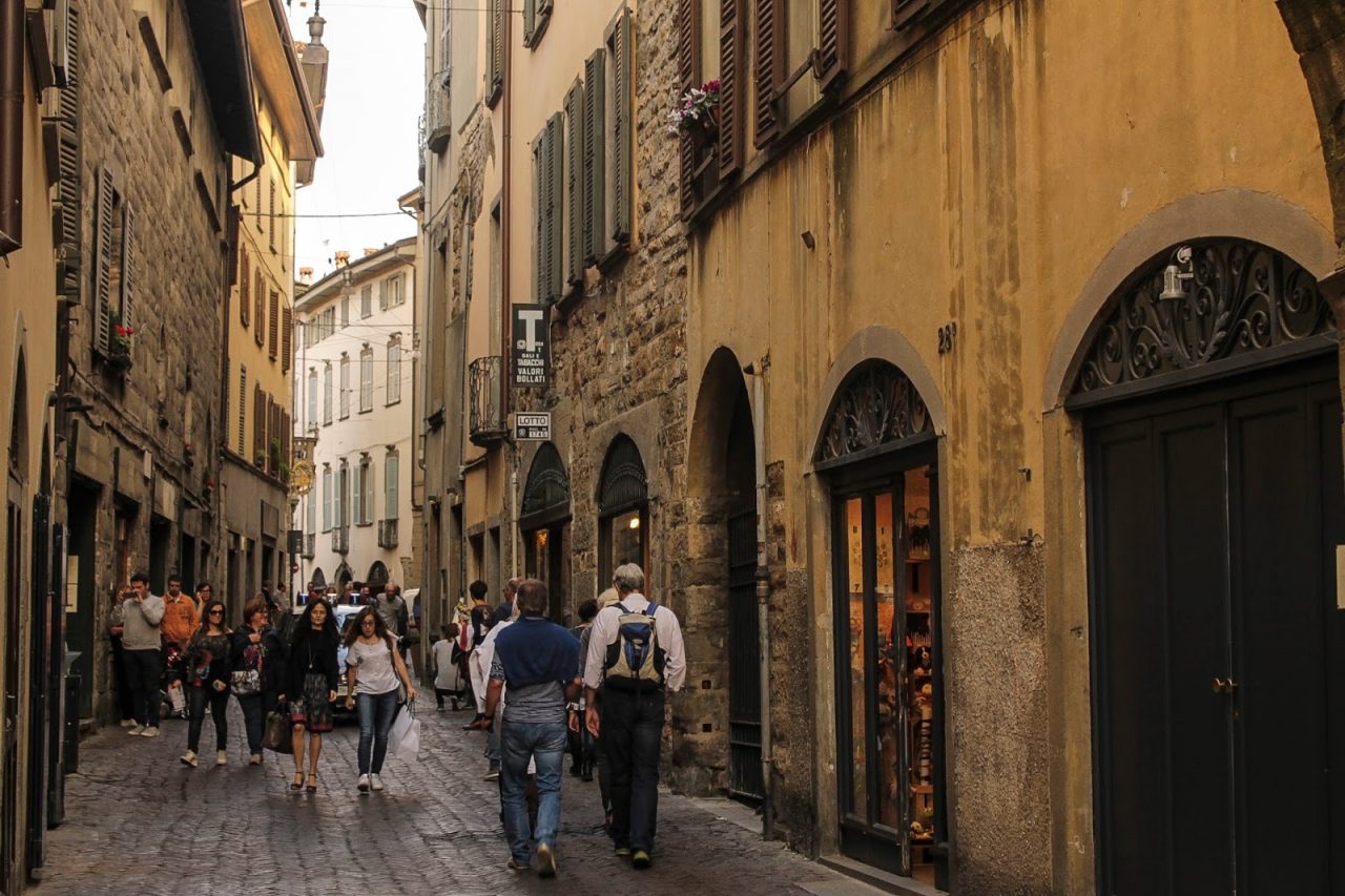 Troppi “picnic” improvvisati in Città Alta: in arrivo aree attrezzate per i visitatori