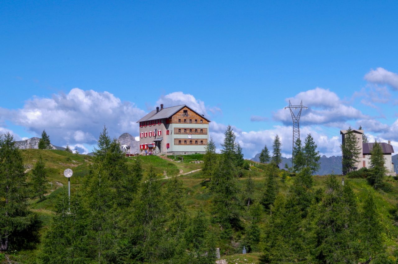 Alcuni buoni motivi per salire al Rifugio Laghi Gemelli in estate