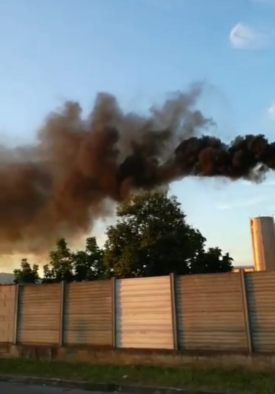 Fumo nero ad Azzano, il Comune vuole vederci chiaro (è il minimo)