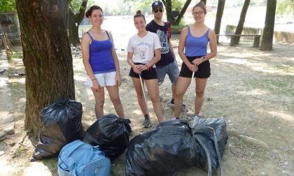 Quei tredici ragazzi che ad Alzano puliscono le strade e le sponde