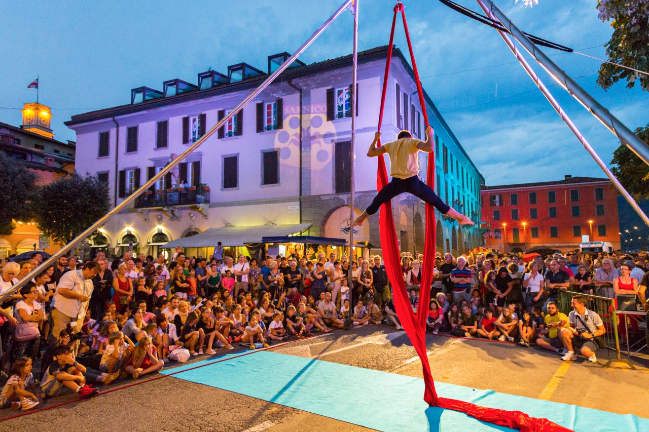 Lago d’Iseo, i 200 spettacoli del Sarnico Busker Festival