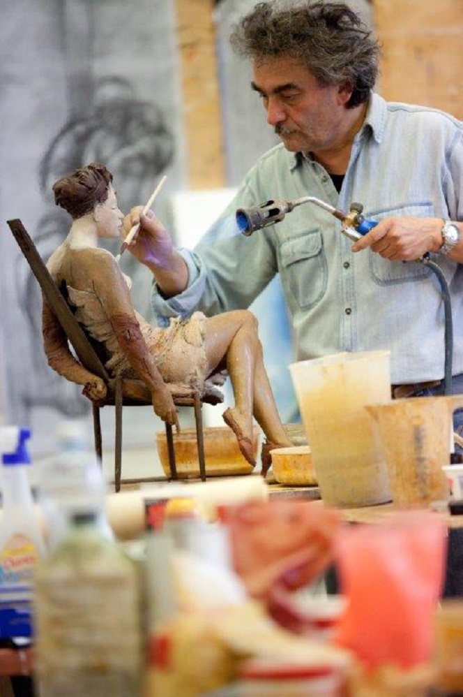 Ugo Riva di nuovo contro tutti Artista vero, alla fine dell’Impero