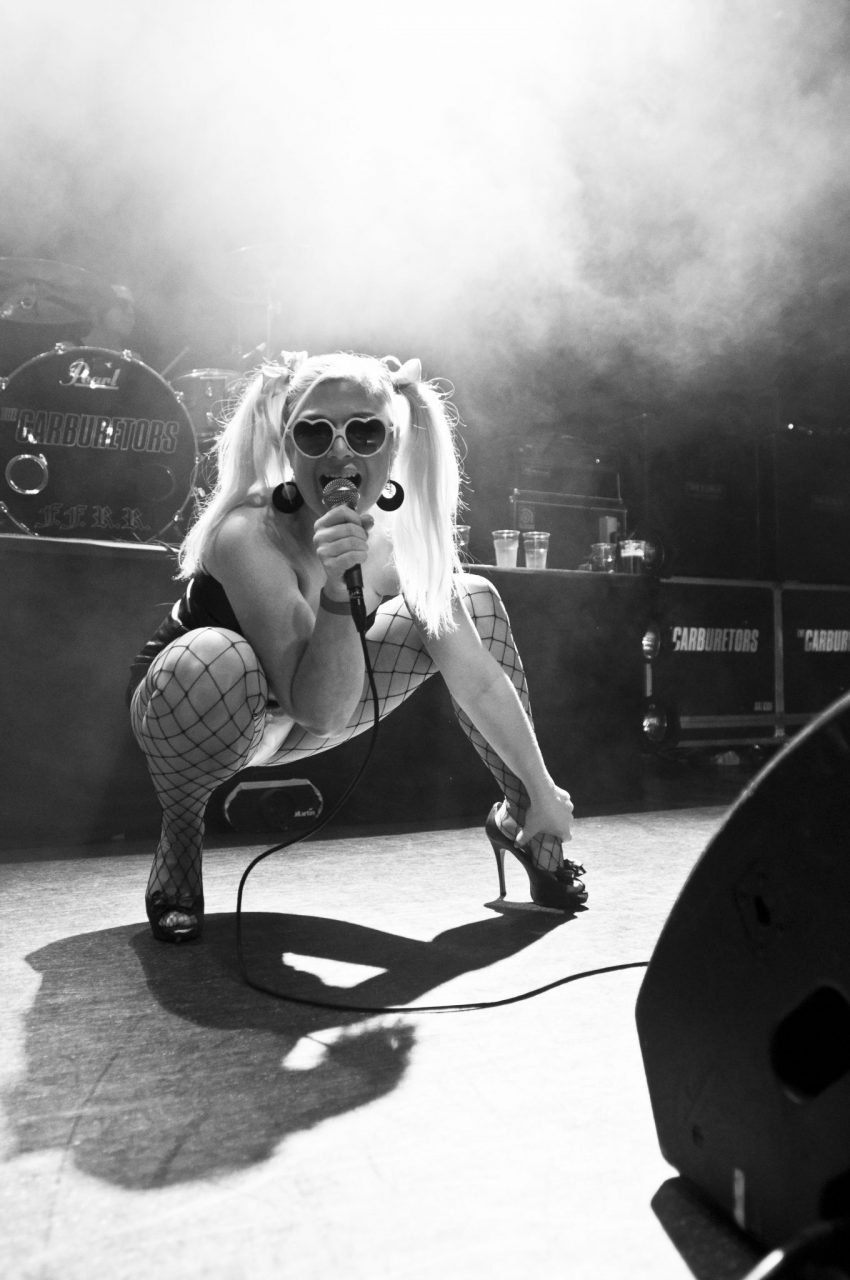 Ex pornostar (ora punk rocker) per il finalone di Libera la Festa