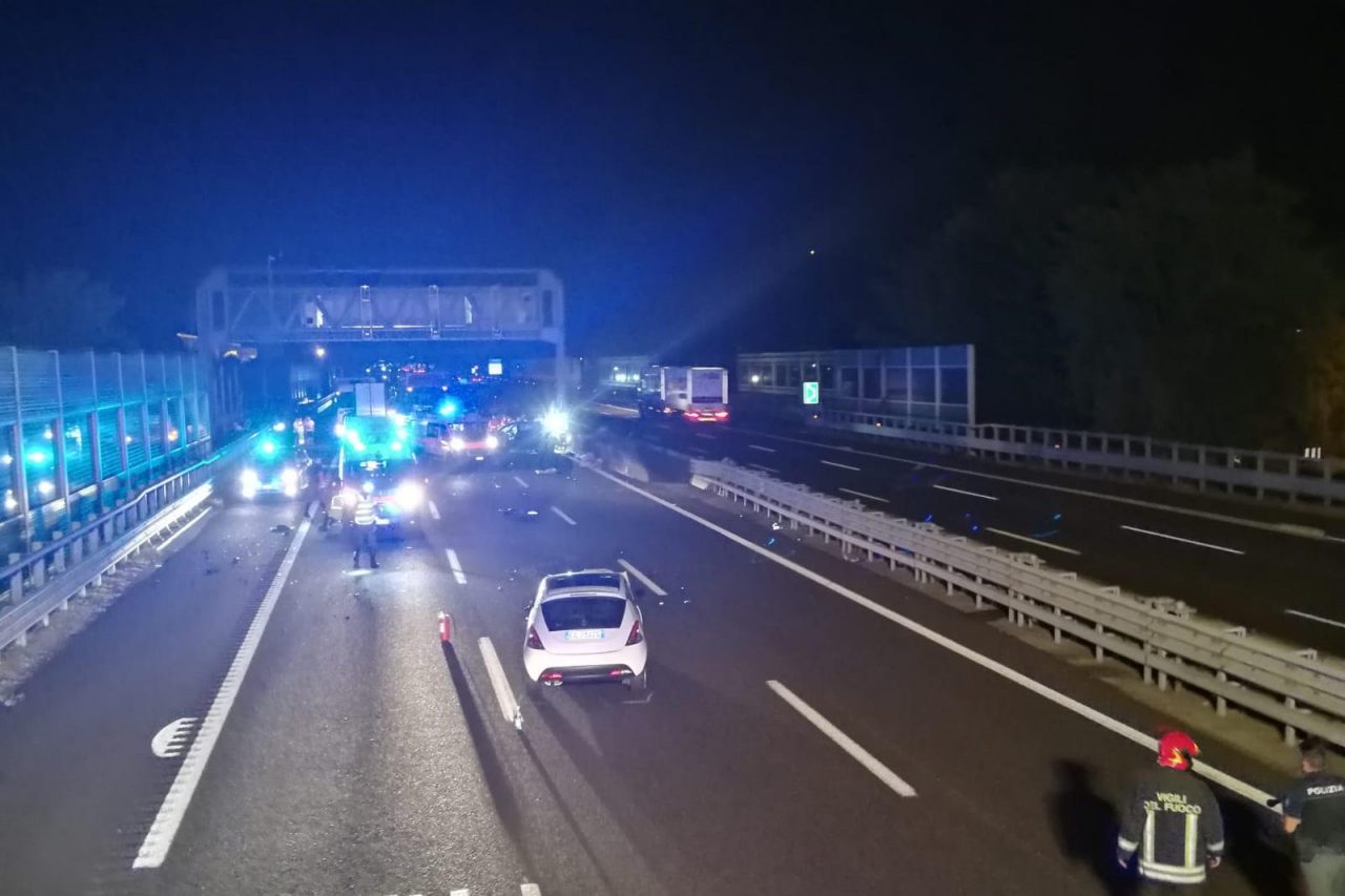 Scende dall’auto per controllare i danni dopo un incidente, muore investito sull’A4