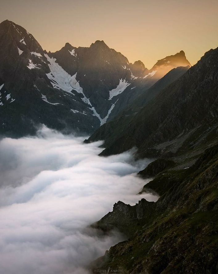 Un mare di nubi al Rifugio Brunone – Helder Amboni