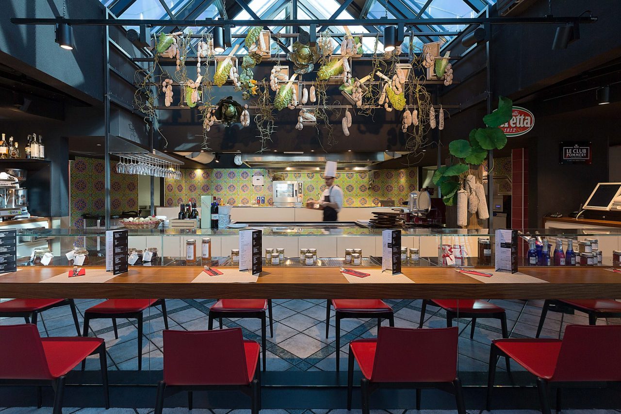 I passeggeri nelle vesti di chef al bistrot dell’aeroporto di Orio