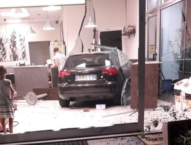 Perde il controllo della sua Audi Fine corsa dentro la piadineria