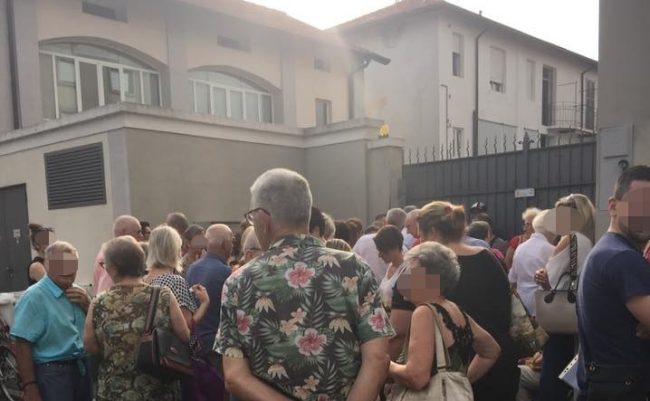 Cambio medico all’Ats di Treviglio Coda lunga, c’è chi si porta la sedia