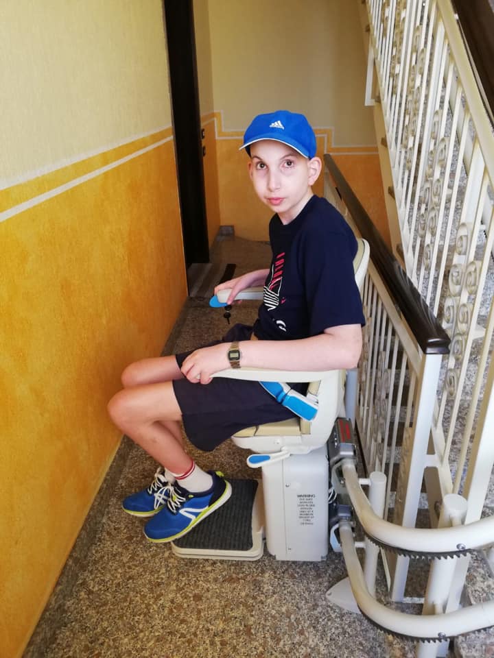 Azzano, si son uniti tutti per Luca E ora ha la sua scala per la felicità
