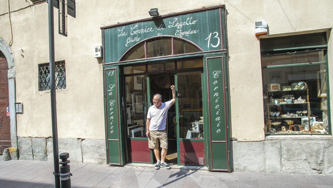 Il corniciaio di via San Bernardino (è il destino ad aver scelto per lui)