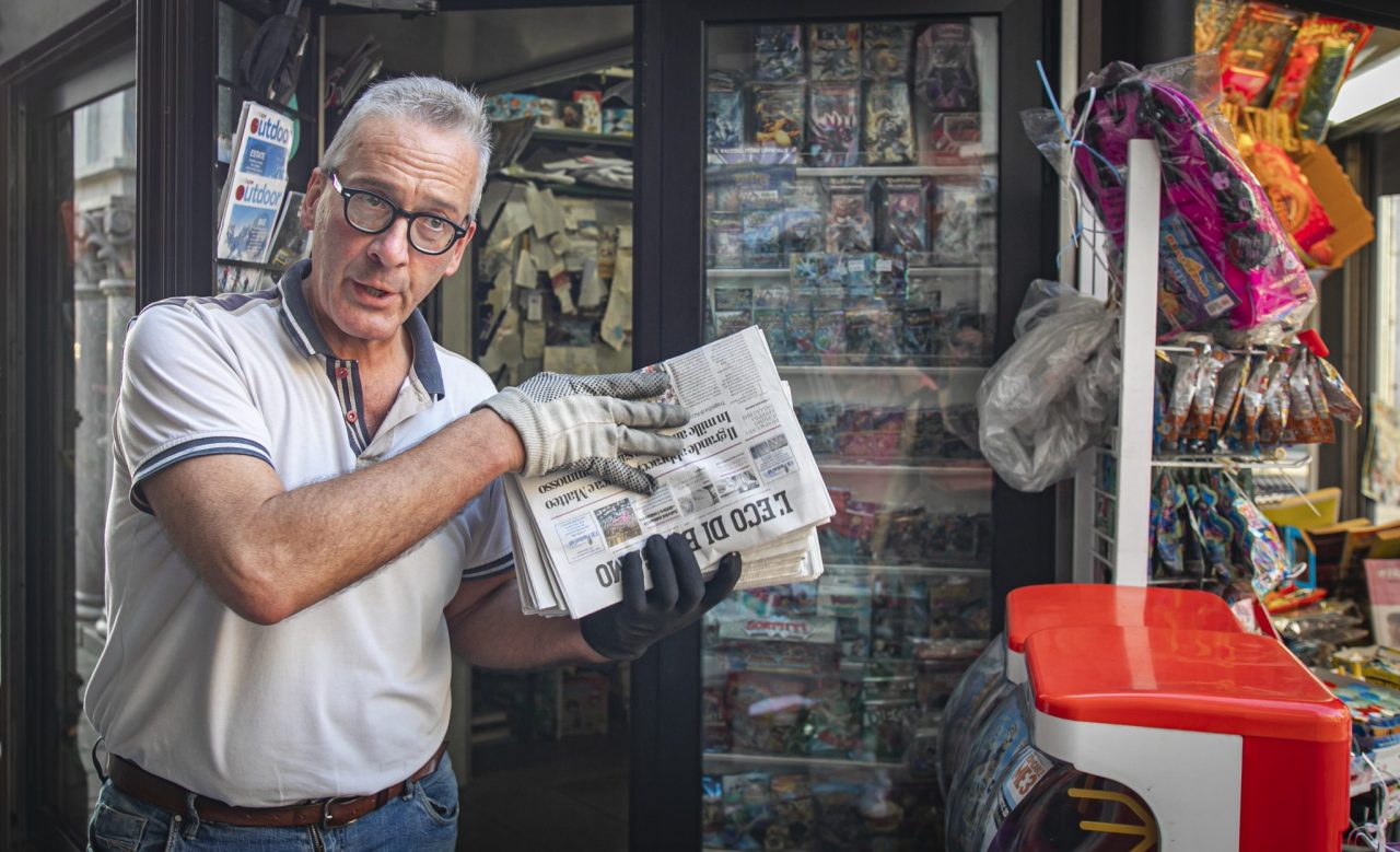 Robi, l’edicolante che da 50 anni dà il buongiorno alla Cinque Vie
