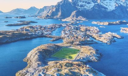 Quell’incredibile campo di calcio incastonato nel fiordo (meraviglia)