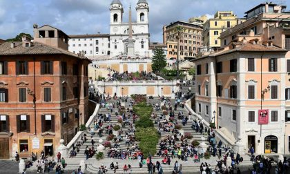 Basta bivacchi a Trinità dei Monti Un raggio di sole sulla scalinata