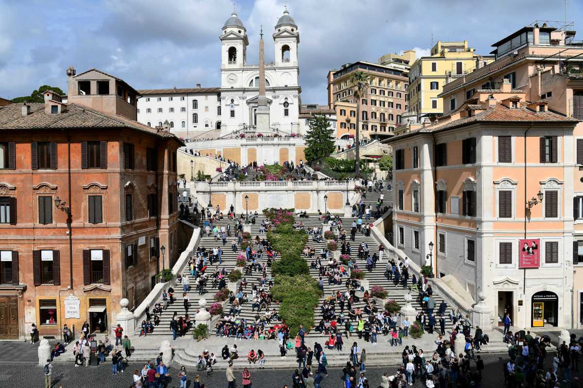 Basta bivacchi a Trinità dei Monti Un raggio di sole sulla scalinata