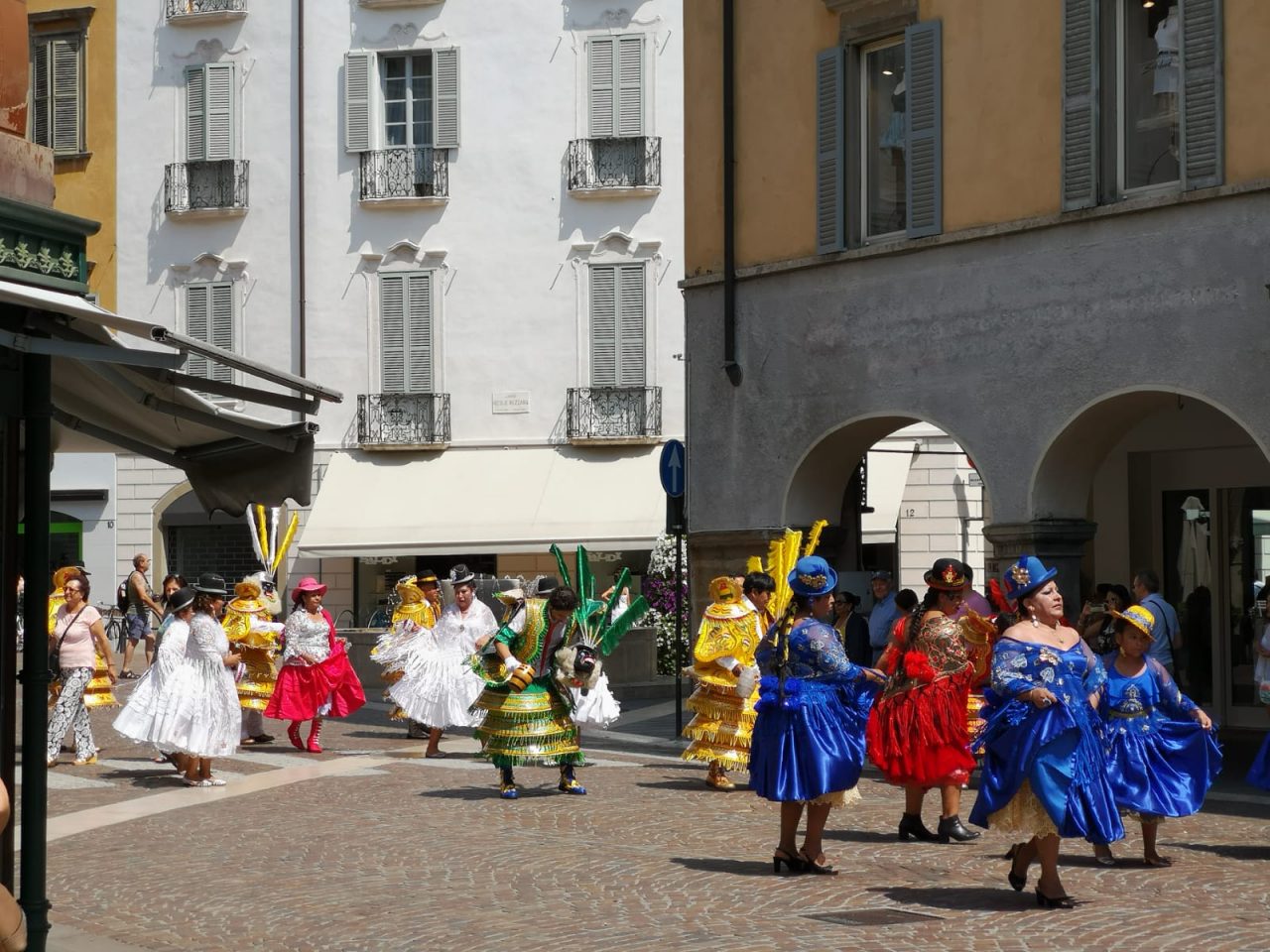 La processione dai mille colori dei boliviani nel cuore di Bergamo
