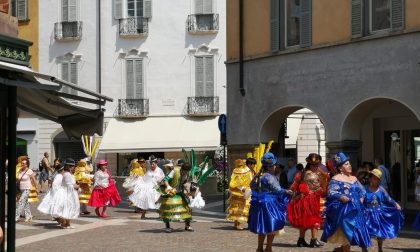 La processione dai mille colori dei boliviani nel cuore di Bergamo