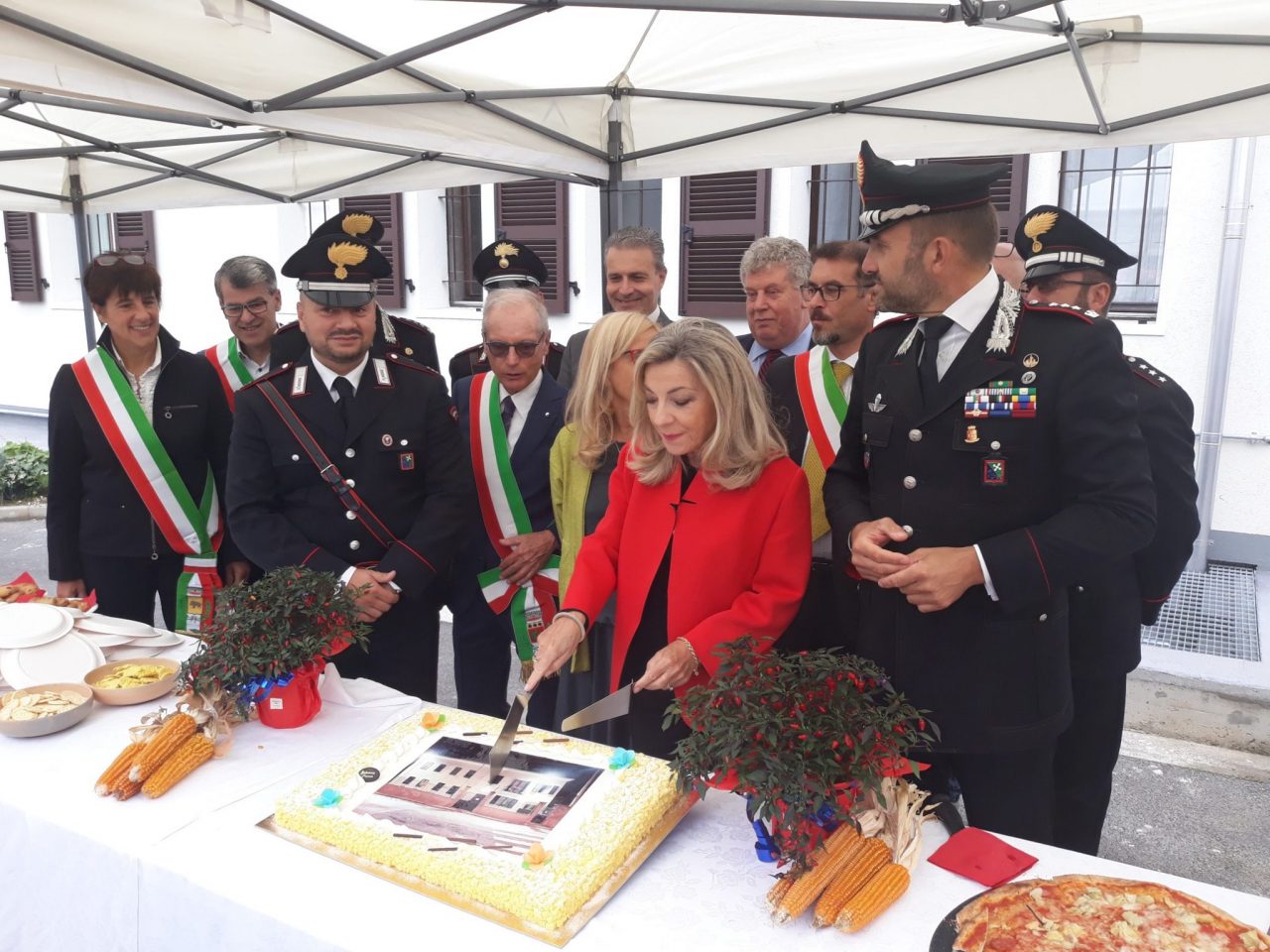 Gandino abbraccia i carabinieri (merito della caserma ritrovata)