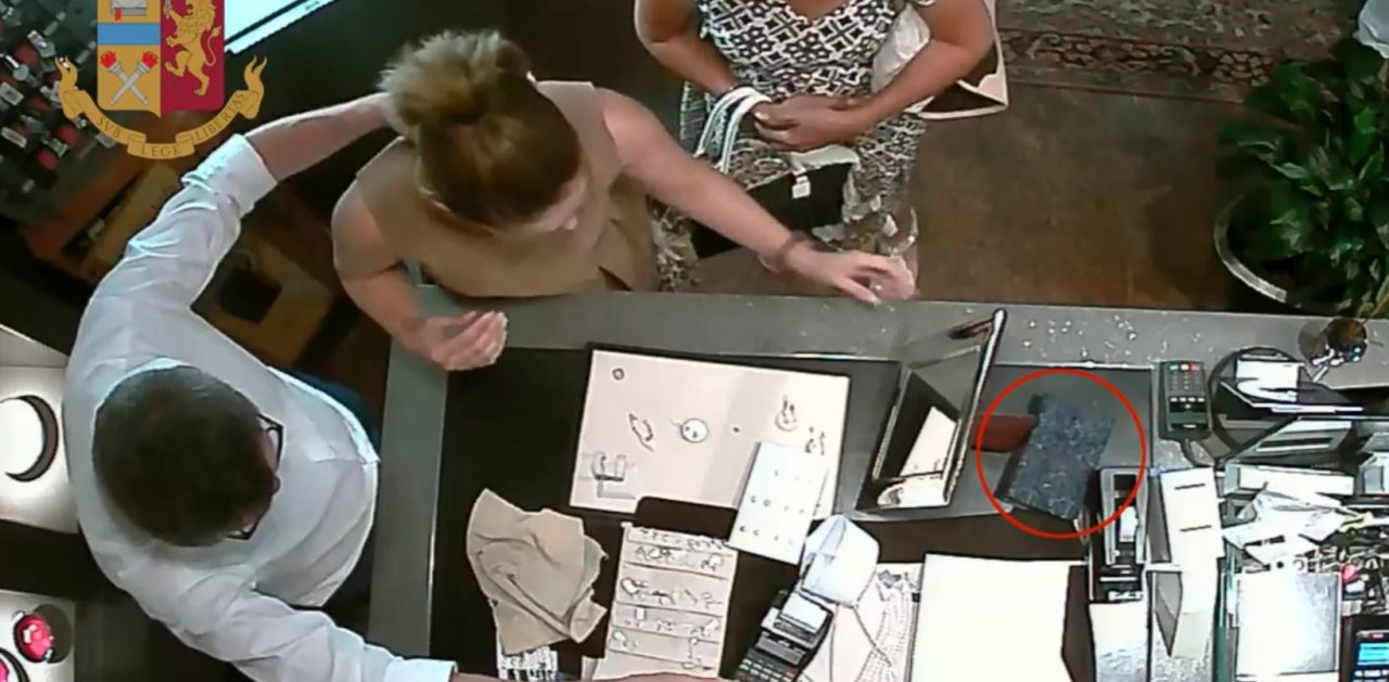 Ruba in gioielleria, presa a Romano Ecco come ha distratto il titolare