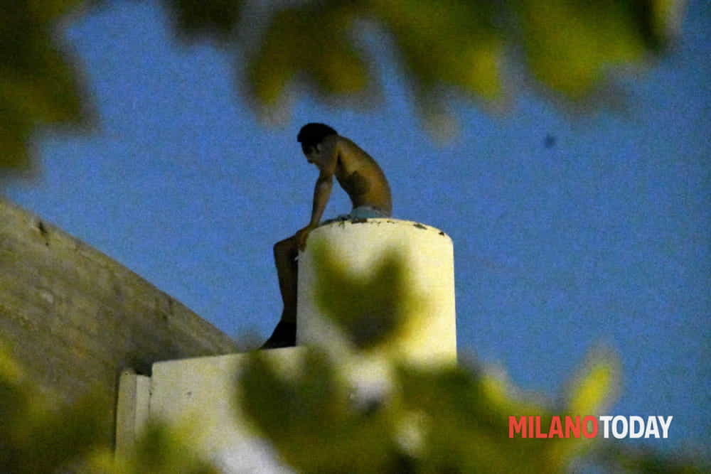 Minaccia di buttarsi da 25 metri ma lassù scopre di non essere solo