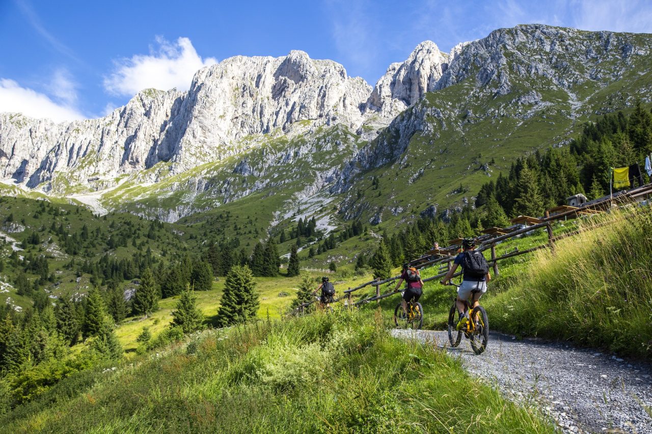 Un mega raduno per le E-Bike La Val Seriana pedala nel futuro