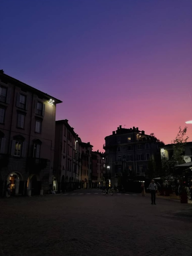 Sfumature di viola in Piazza Pontida – Alessia Omizzolo