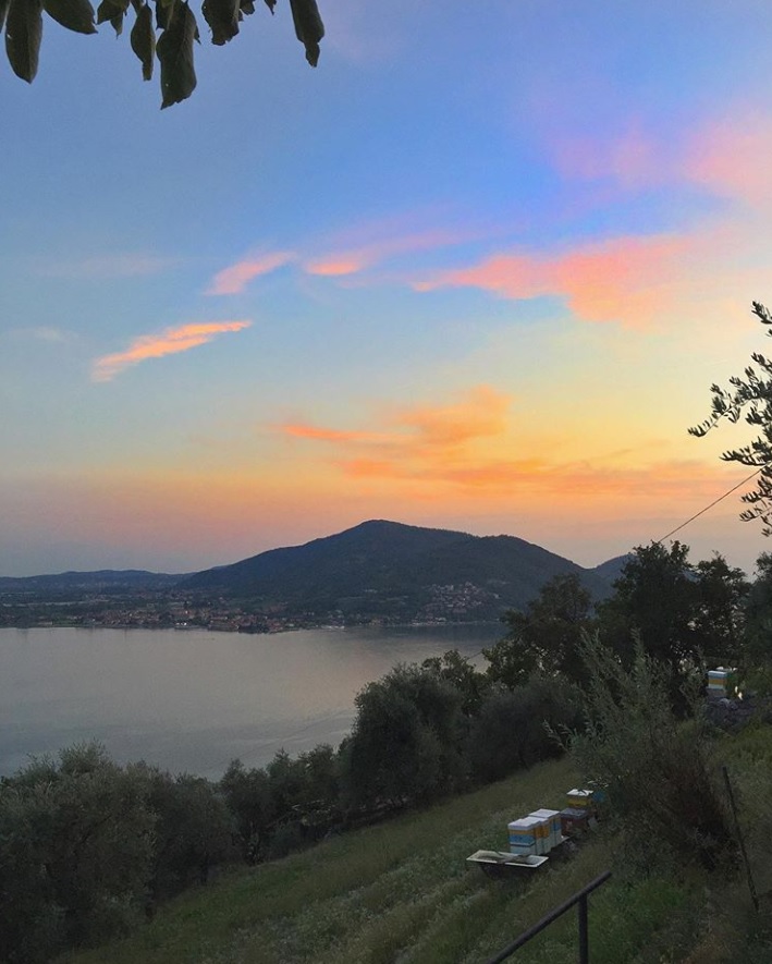 Tramonti che colorano il mondo (e il lago d’Iseo) – Paola