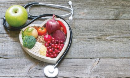 Colori in tavola e un bicchier di vino per mantenere un cuore sano