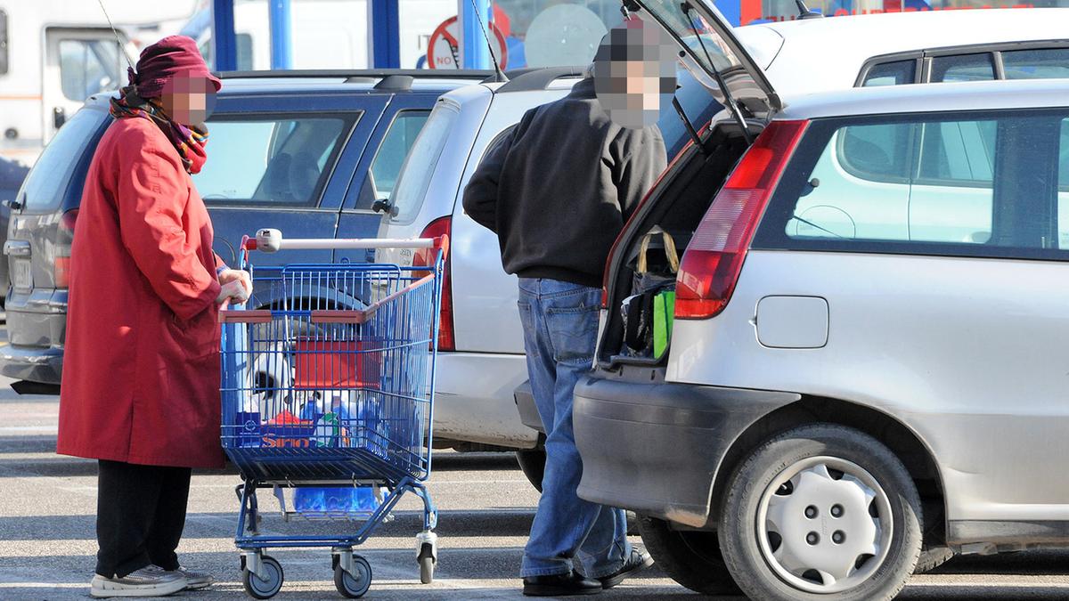 Truffa delle monetine dopo la spesa sotto la Coop di via Autostrada