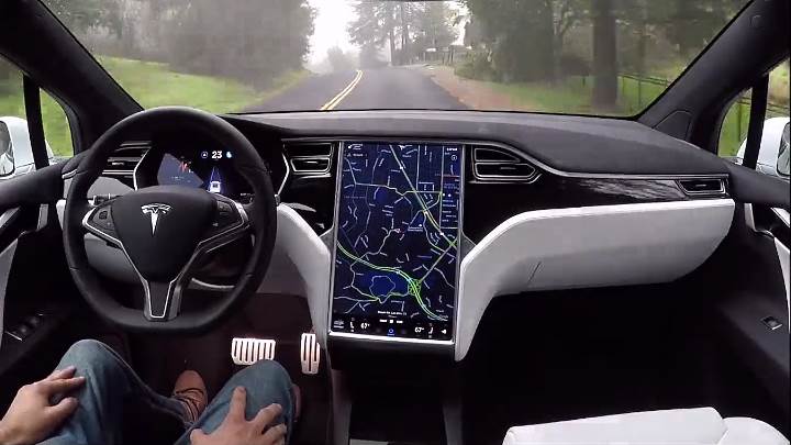 «Ma va da sola. Che macchina è?» Benvenuti sull’astronave Tesla