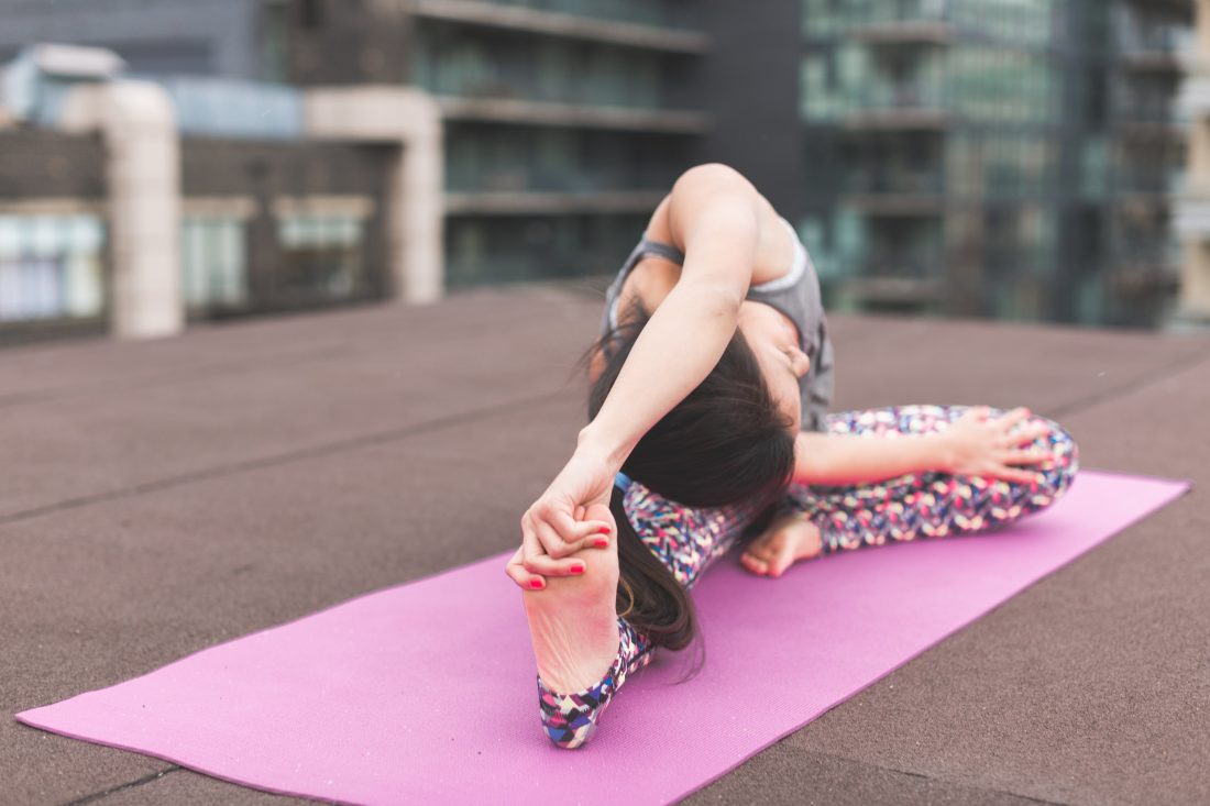 Il cafonometro di chi pratica yoga Tra outfit, chakra e dolori muscolari