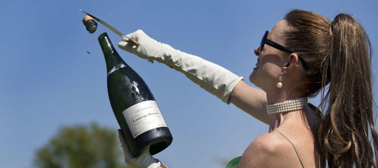 Francesca, che armata di sciabola insegna i segreti dello Champagne