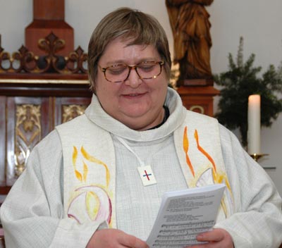 La Chiesa apre alle donne intanto solo per i funerali