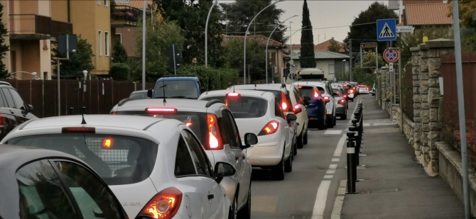 Mozzo, la gente è incavolata nera Il traffico è tutta colpa di Curno