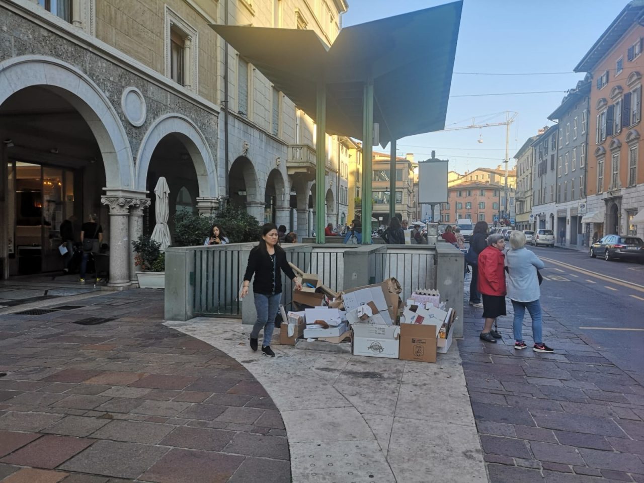 Le famiglie che con scopa e stracci si son messe a pulire le Cinque Vie