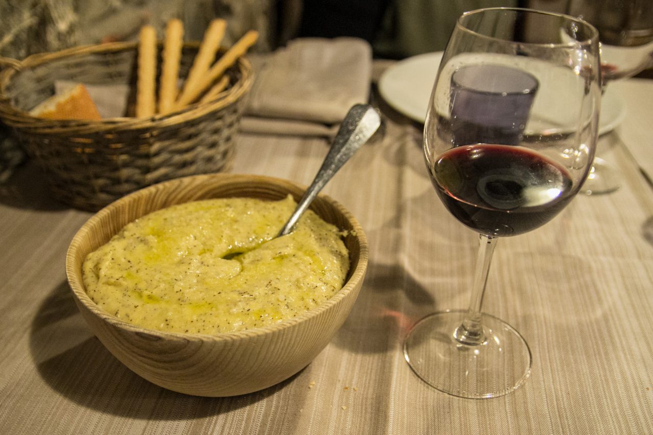 La polenta taragna va in pianura e sposa la bufala: il palato esulta