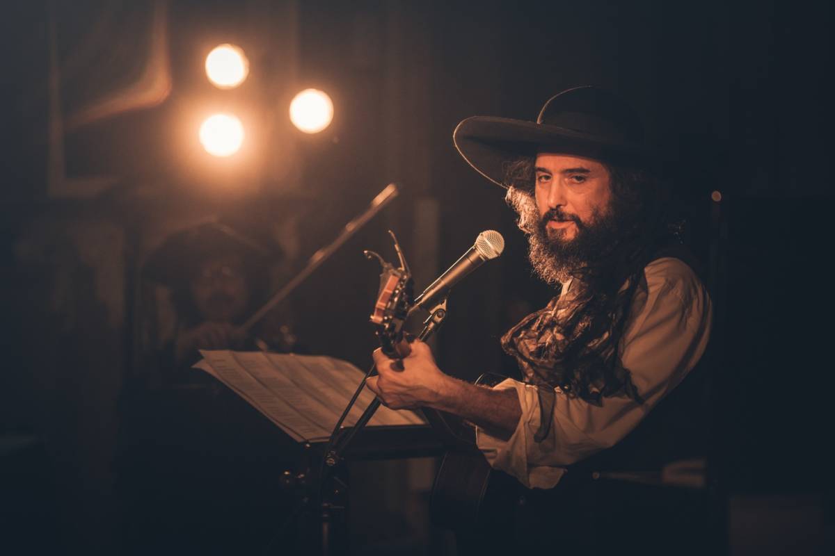 Capossela al pubblico del Creberg: «Immaginate di essere al Donizetti»