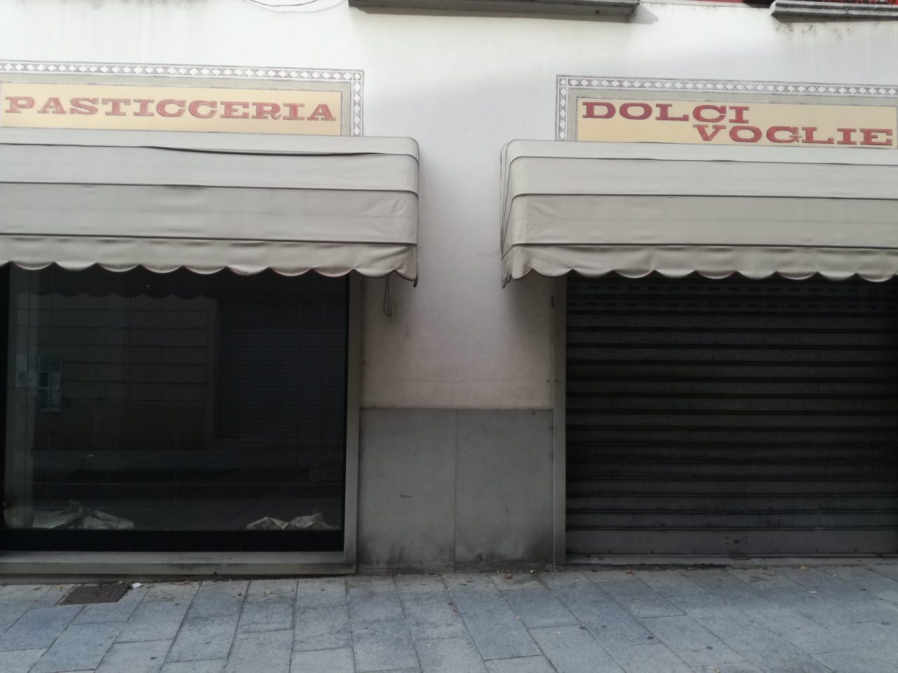Nembro, i negozi chiusi in centro sono un «ricettacolo di sporcizia»