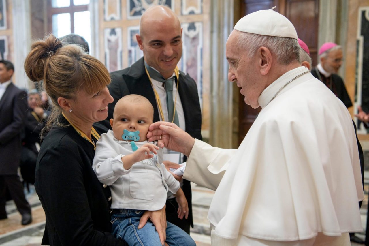 La carezza del Papa a Lorenzo «bimbo coraggioso» da Treviolo