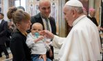 La carezza del Papa a Lorenzo «bimbo coraggioso» da Treviolo
