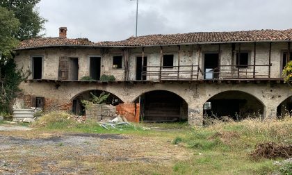 A Torre è scoppiata la polemica sull'ex convento ormai in rovina