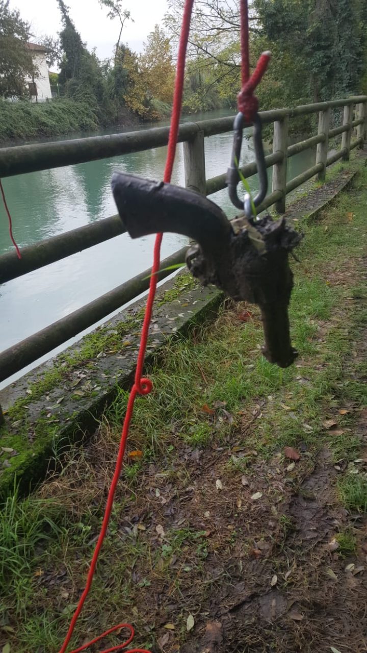 Pesca pistola con un magnete nel canale del Linificio a Fara