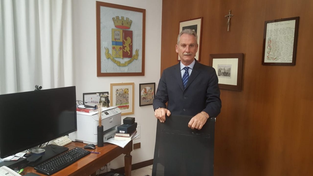 Il questore «che chiude cose» (come ormai dicono su Facebook)