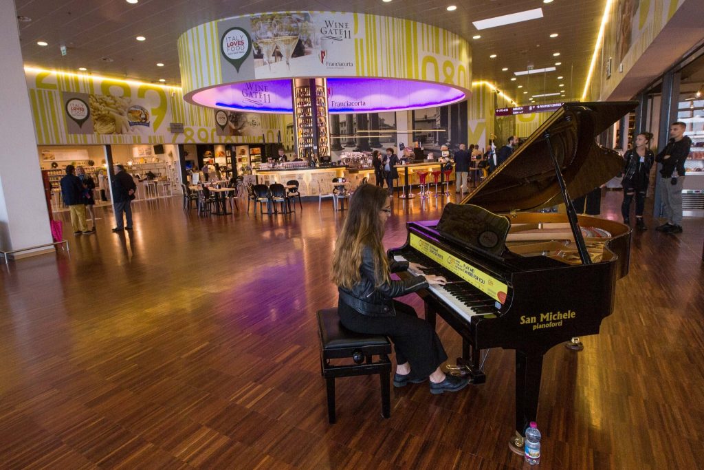 Dieci ore di concerto in aeroporto per inaugurare il Donizetti Opera